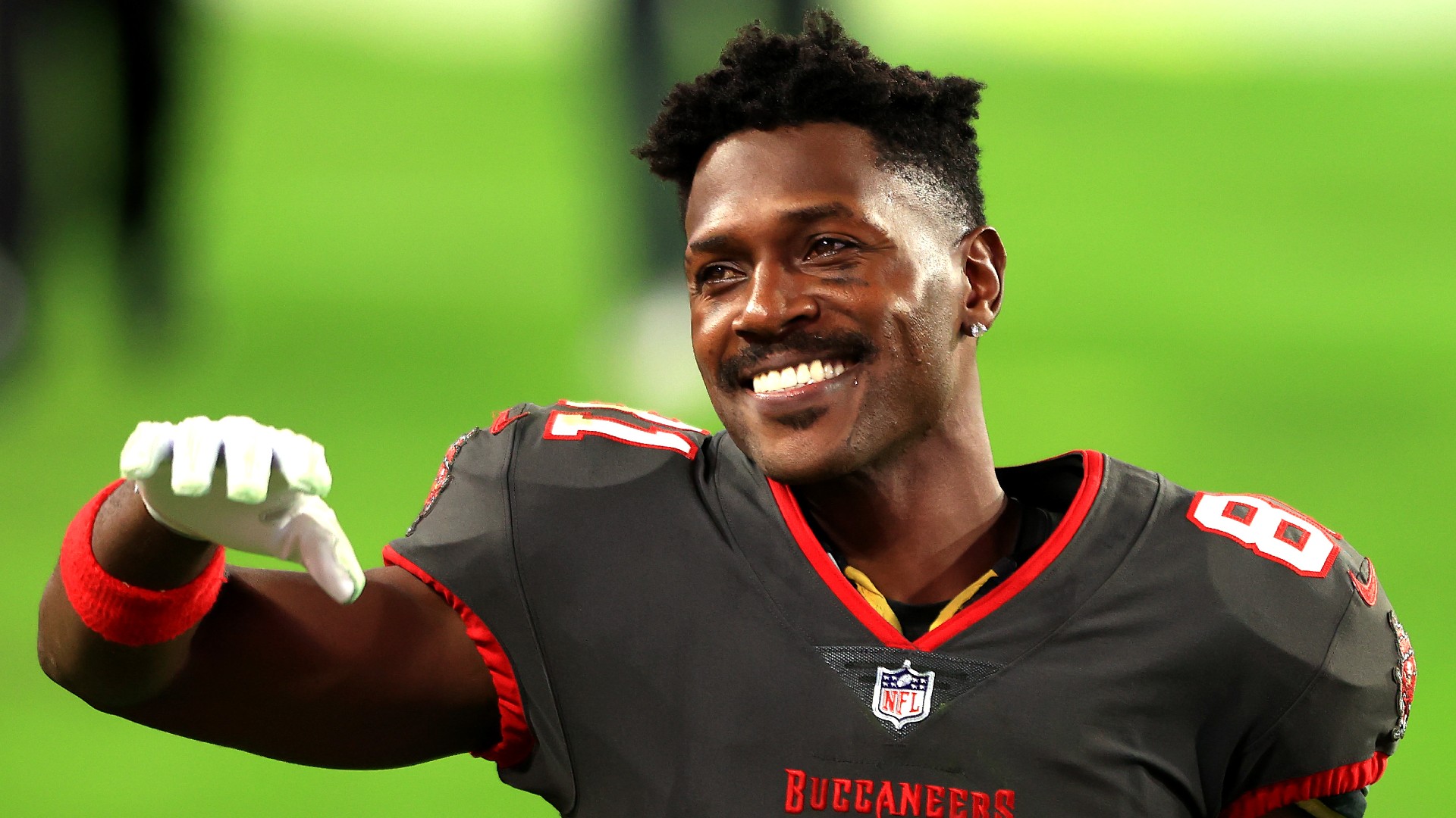 Brown reste derrière les Buccaneers de Tampa Bay pour aider Brady